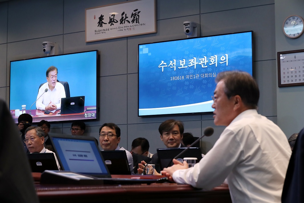 ▲문재인 대통령이 18일 오후 청와대 여민관 대회의실(영상회의실)에서 열린 수석ㆍ보좌관회의를 주재하고 있다. 이날 회의는 청와대 전 직원에게 처음으로 생중계됐다. 김의겸 대변인은 "실시간 중계로 국정철학과 대통령 지시사항, 논의 내용을 폭넓게 공유하자는 취지"라고 밝혔다.(연합뉴스)