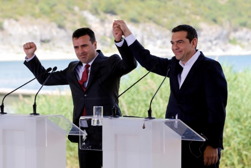 ▲알렉시스 치프라스(왼쪽) 그리스 총리와 조란 자에브 마케도니아 총리가 17일(현지시간) 국호 변경 합의문 서명식에서 두 손을 맞잡고 들어보이고 있다. 프사라데스/로이터연합뉴스
