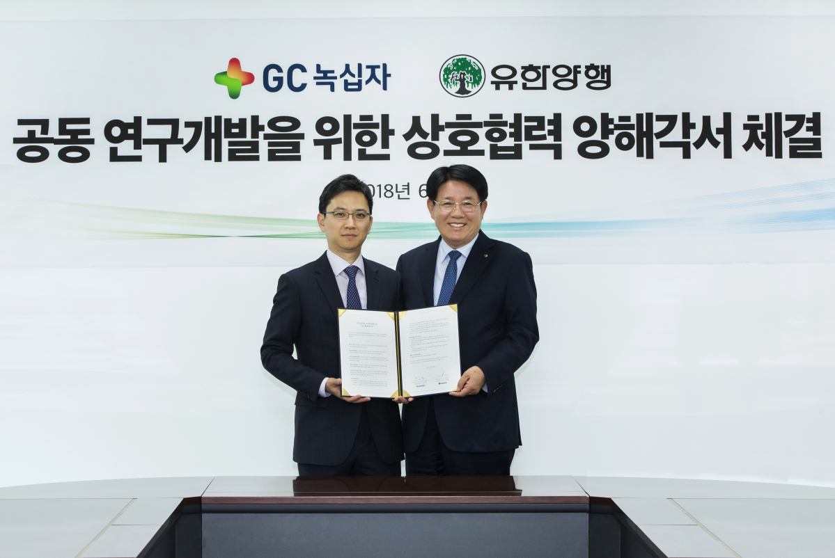 ▲허은철 GC녹십자 사장(왼쪽)과 이정희 유한양행 사장이 18일 경기도 용인의 유한양행 중앙연구소에서 희귀의약품 연구개발 협력 내용의 MOU를 맺고 포즈를 취하고 있다.(사진제공=GC녹십자)