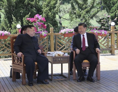 ▲지난달 중국 랴오닝성 다롄에서 김정은(왼쪽) 북한 국무위원장과 시진핑 중국 국가주석이 회담하고 있다. 다롄/AP뉴시스
