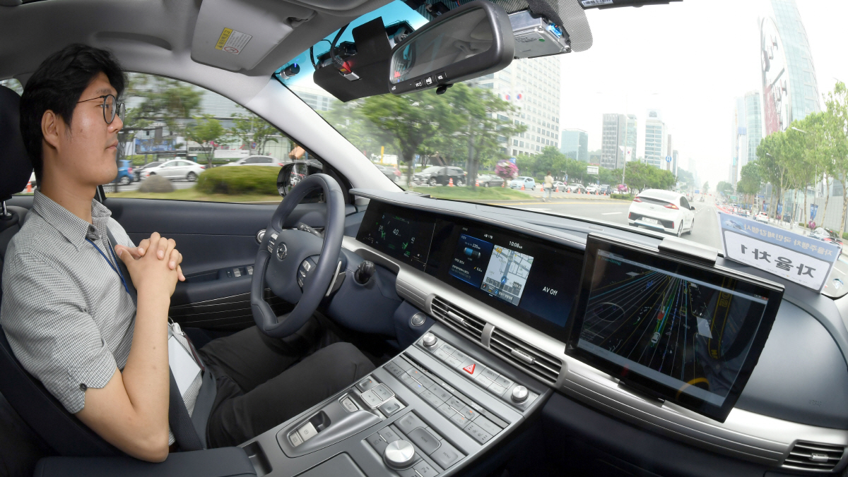 ▲17일 오전 서울 영동대로에서 열린 자율주행차 국민체감 행사에서 한 시민이 현대차 넥쏘 자율주행차를 시승하고 있다. 연합뉴스