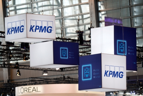 ▲지난 5월 프랑스 파리에서 비바테크 2018가 열린 가운데 회의장에 KPMG 로고가 전시돼있다. 파리/로이터연합뉴스
