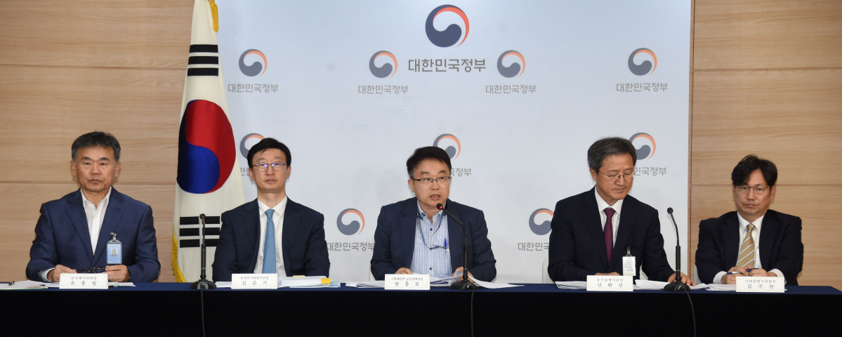 ▲양충모 기획재정부 공공정책국장이 19일 광화문 정부서울청사에서 '2017년도 경영평가 결과'를 발표하고 있다. 왼쪽부터 유홍림 감사평가 위원장, 김준기 준정부기관 평가단장, 양충모 기재부 공공정책국장, 신완선 공기업 평가단장, 김주찬 기관장평가위원장.(제공=기회재정부)