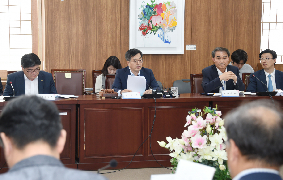 ▲김동연 부총리 겸 기획재정부 장관이 19일 광화문 정부서울청사에서 열린 '제11차 공공기관운영위원회'를 주재하고 있다.(기획재정부)