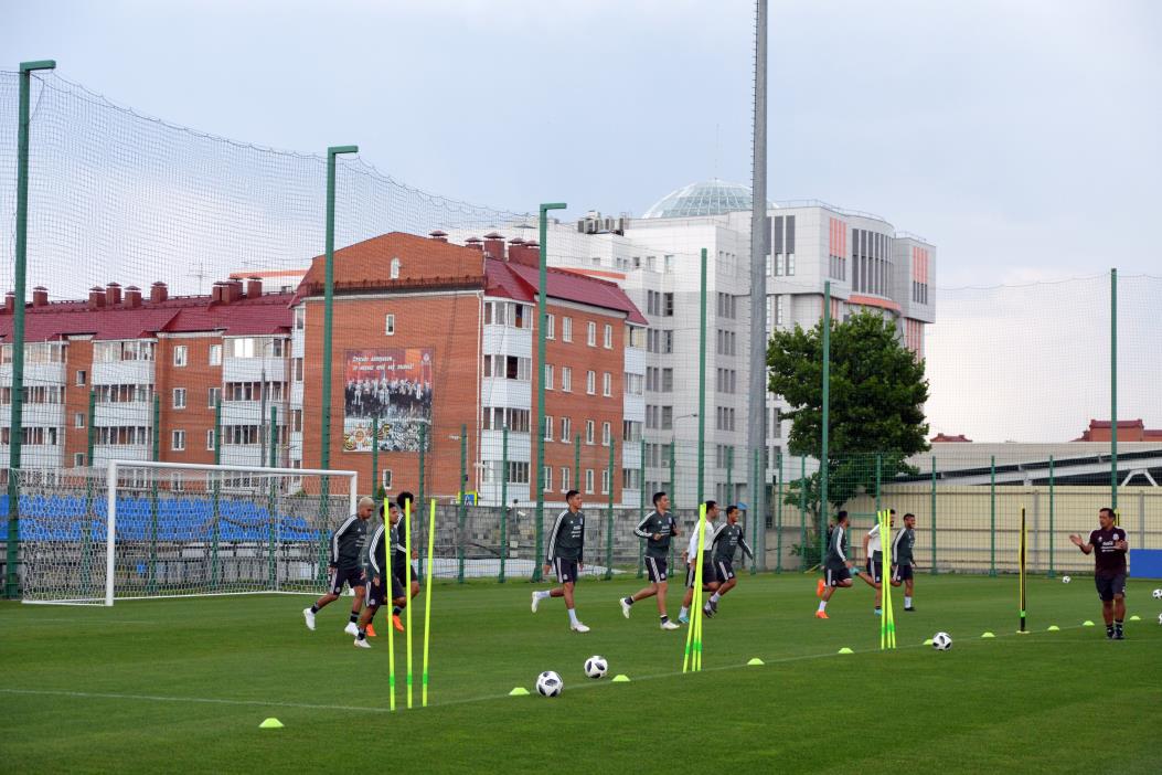▲멕시코 축구대표팀 선수들이 19일(현지시간) 러시아 모스크바 노보고르스크 다이나모 훈련장에서 몸을 풀고 있는 모습.(연합뉴스)