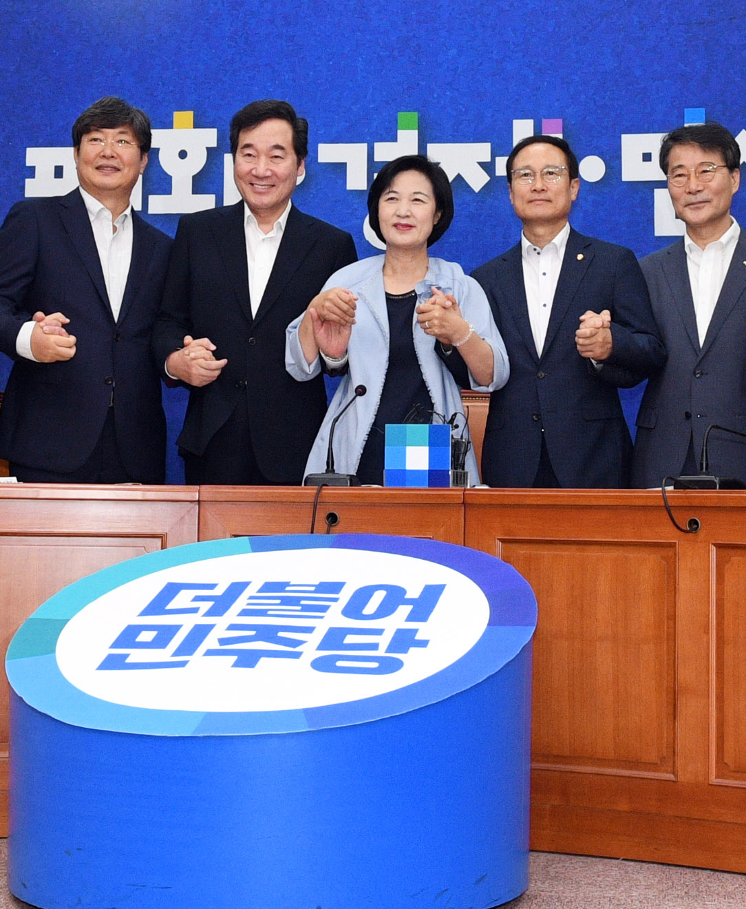 ▲남북·북미 정상회담 후속조치 및 경제·노동 현안 등을 협의하기 위해 정부와 여당, 청와대가 한자리에 모여 머리를 맞댔다. ‘고위 당·정·청 협의회’가 열린 20일 오전 서울 여의도 국회에서 (왼쪽부터)이낙연 국무총리, 추미애 더불어민주당 대표, 홍영표 원내대표, 장하성 청와대 정책실장을 비롯한 참석자들이 회의에 앞서 손을 맞잡고 기념사진을 촬영하고 있다. 이날 협의회에는 이 총리와 김동연 경제부총리 겸 기획재정부 장관, 조명균 통일부 장관, 강경화 외교부 장관, 김영주 고용노동부 장관을 비롯한 정부 고위급 인사와 추 대표, 홍 원내대표, 장 실장, 한병도 정무수석 등이 참석했다. 오승현 기자 story@