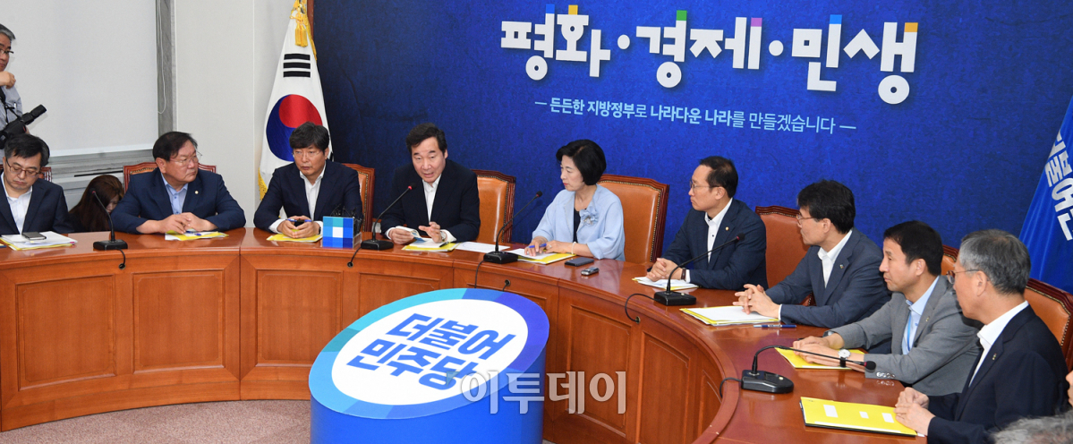 ▲ 남북·북미 정상회담 후속조치 및 경제·노동 현안 등을 협의하기 위해 정부와 여당, 청와대가 한자리에 모여 머리를 맞댔다. 이낙연 국무총리, 추미애 더불어민주당 대표, 장하성 청와대 정책실장을 비롯한 고위 관계자들이 20일 오전 서울 여의도 국회에서 '고위 당·정·청 협의회'를 열고 현안을 논의하고 있다. 오승현 기자 story@