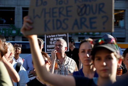 ▲도널드 트럼프 행정부의 무관용 이민정책에 반대하는 사람들이 19일(현지시간) 뉴욕에 모여 항의시위를 하고 있다. 뉴욕/로이터연합뉴스
