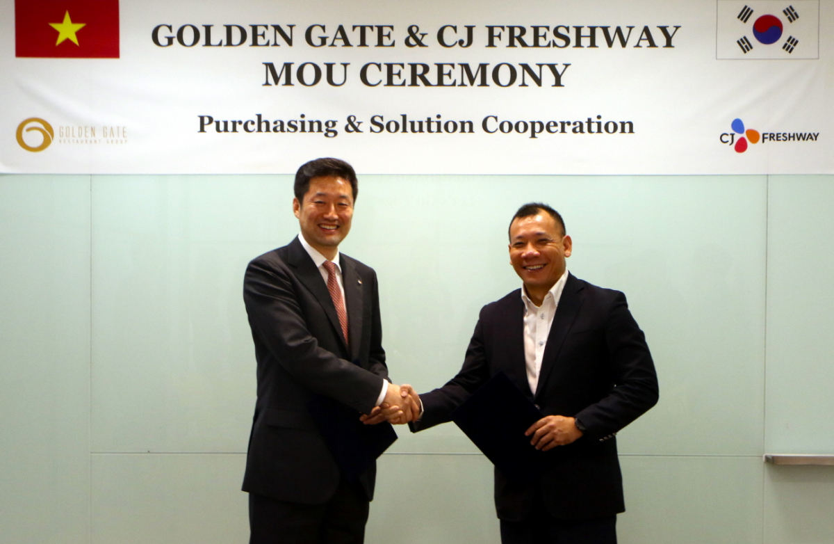 ▲CJ프레시웨이 글로벌본부장 신상엽 상무(왼쪽)와 골든게이트 다오 더 빈 대표(오른쪽)가 MOU를 체결하고 악수를 나누는 모습(사진제공=CJ프레시웨이)