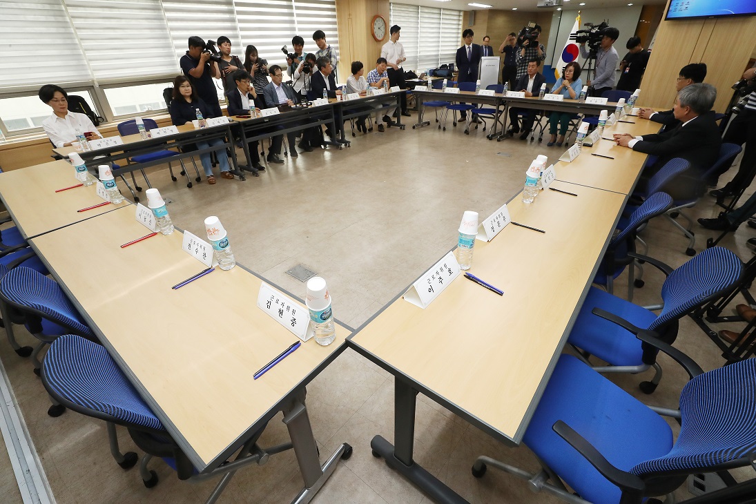 ▲19일 서울 마포 서울지방고용노동청 서부지청에서 열린 최저임금위원회 전체회의.    최저임금법 개정에 반대하는 근로자위원들이 불참한 가운데 회의가 진행되고 있다.(연합뉴스)