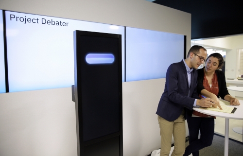 ▲18일(현지시간) 샌프란시스코에서 열린 IBM 인공지능(AI) 대화로봇과의 토론에 상대 토론자로 참석한 단 자프리어(왼쪽)와 노아 오바이다가 토론에 앞서 회의하고 있다. 샌프란시스코/AP연합뉴스
