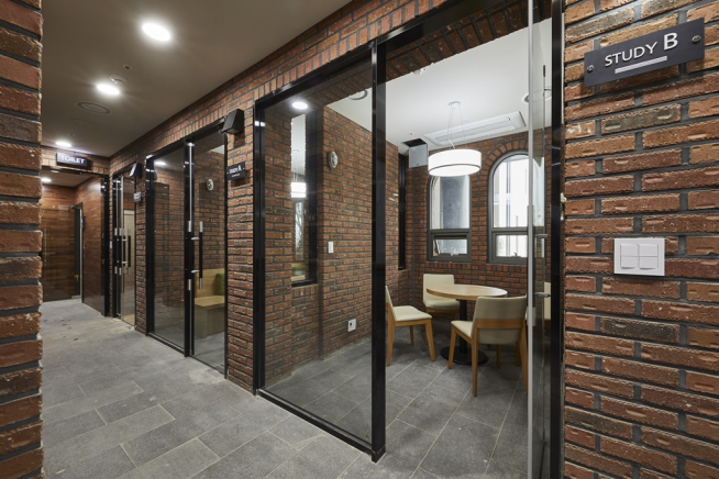 ▲시흥배곧 한라비발디 1차에 조성된 헬로라운지 내부 스터디룸 모습(사진=한라)