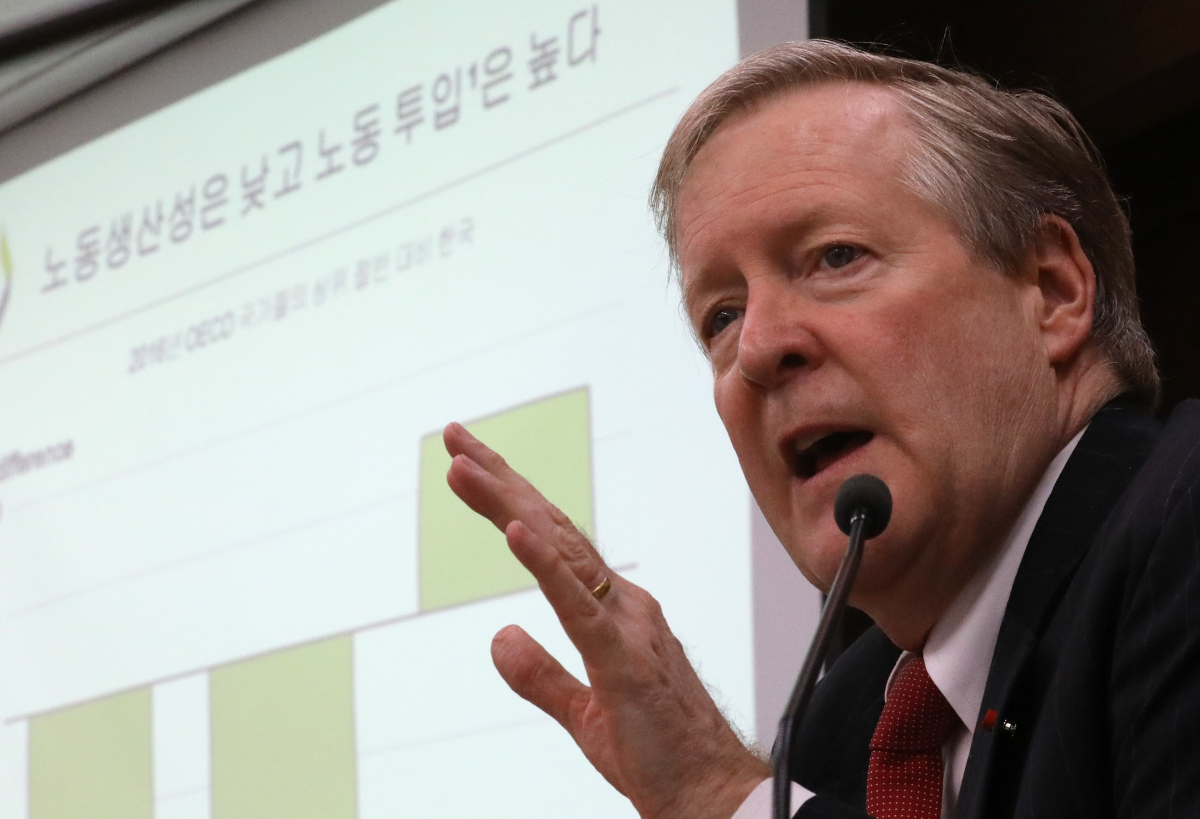 ▲랜달 존스 경제협력개발기구(OECD) 한국경제 담당관이 20일 오후 정부세종청사에서 OECD 정책 권고가 담긴 한국경제보고서를 발표하고 있다. (뉴시스)