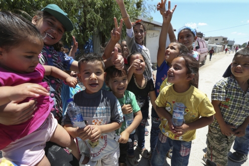 ▲레바논 베카밸리의 알바즈마 난민 캠프에 시리아 난민 어린이들이 모여있다. 베카밸리/EPA연합뉴스
