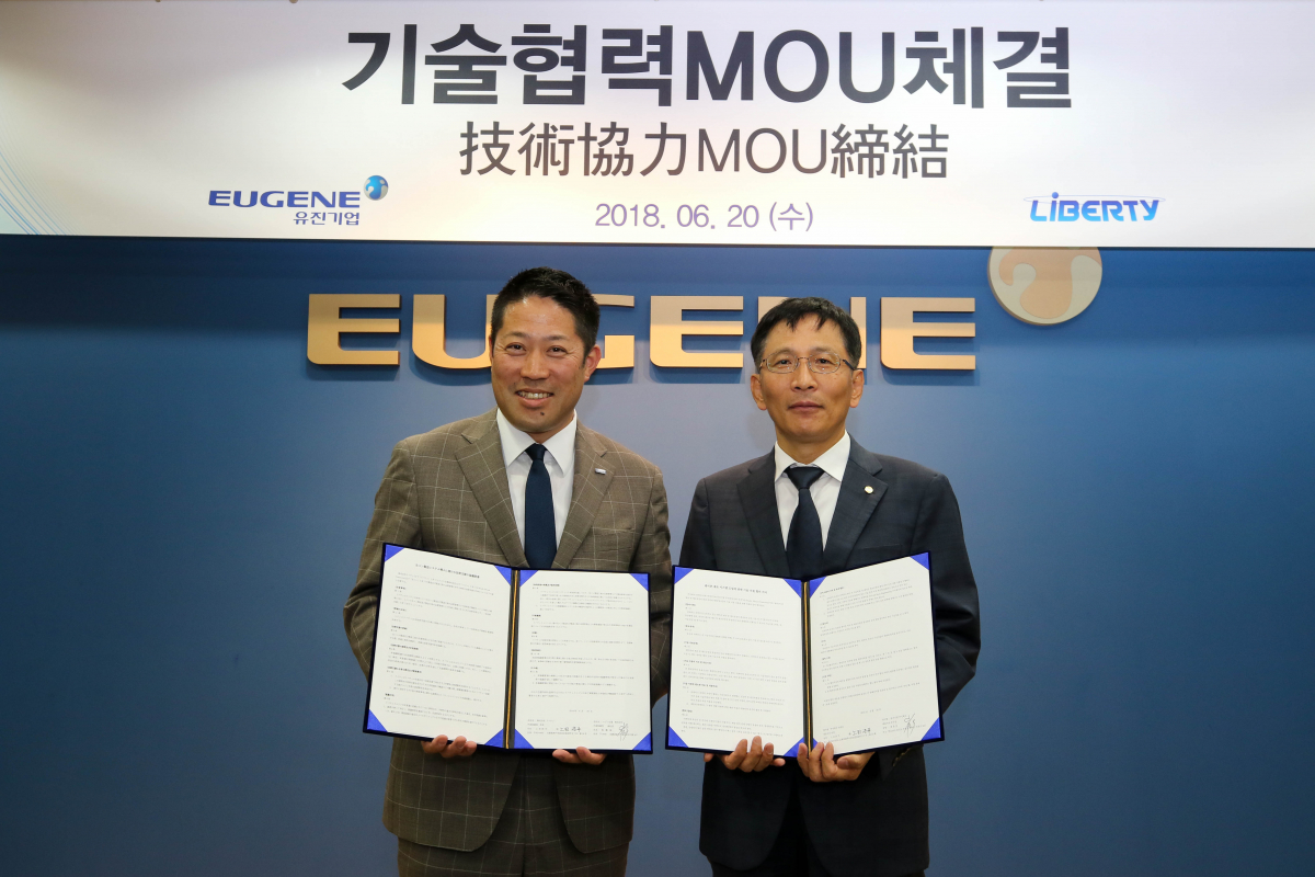 ▲유진기업이 서울 종로구 유진인재개발원에서 최종성 유진기업 대표이사(오른쪽)과 우에다 코에히 일본 리버티사 사장(왼쪽)이 참석한 가운데, 일본 리버티사와 '레미콘공장 스마트 팩토리 개발'을 위한 양해각서(MOU)를 체결했다고 21일 밝혔다. (사진제공=유진그룹)