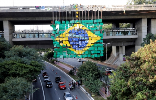 ▲브라질 중앙은행이 기준금리를 6.5%로 동결했다. 사진은 상파울루 수마레다리를 장식한 브라질 국기. 상파울루/로이터연합뉴스
