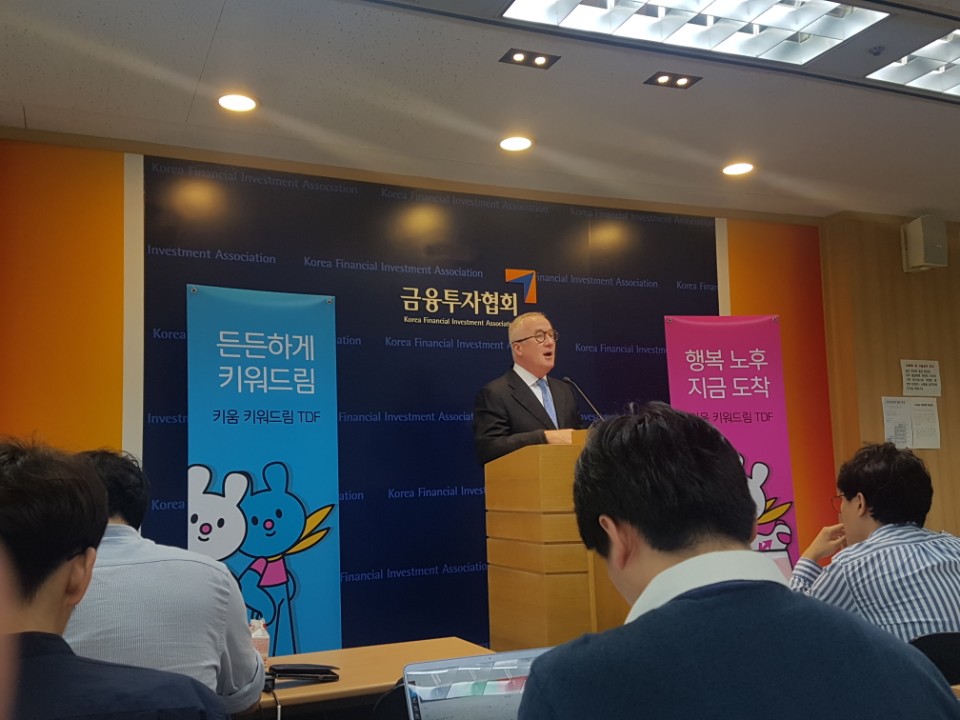 ▲마크 윌스 SSGA운용 아시아퍼시픽 헤드가 21일 서울 여의도 금융투자협회에서 열린 '키움 키워드림 타겟데이트펀드(TDF) 출시 간담회'에서 TDF 시장에 대해 설명하고 있다.(차민영 기자 blooming@)