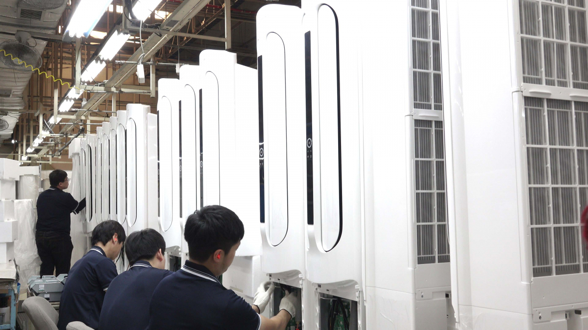 ▲캐리어에어컨 광주공장 직원들이 ‘에어로 18단 에어컨’을 생산하는 모습.(사진=캐리어에어컨)
