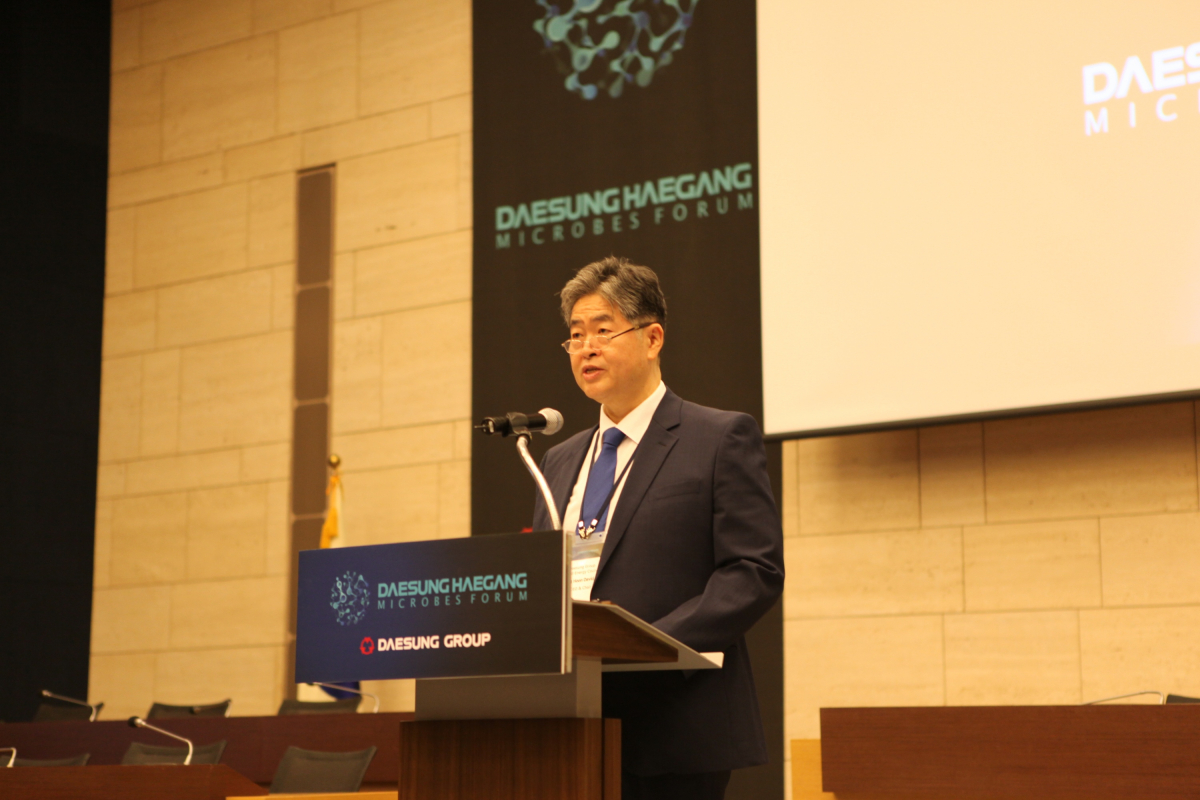 ▲21일 대한상공회의소 의원회의실에서 열린 '2018 대성해강미생물포럼'에서 김영훈 대성그룹 회장이 개회사를 발표하고 있다.(사진제공=대성그룹)