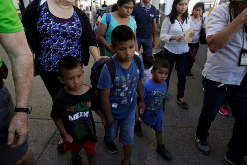▲멕시코 난민들이 시우다드후아레스시에서 국경을 넘어 미국으로 들어오고 있다. 경제협력개발기구(OECD)는 20일(현지시간) ‘2018 국제이주 전망보고서’를 발표했다. 시우다드후아레스/로이터연합뉴스
