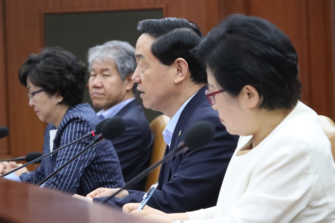 ▲김상곤 사회부총리 겸 교육부 장관이 22일 서울 세종로 정부서울청사에서 2018년도 제6차 사회관계장관회의를 주재하며 발언하고 있다.(연합뉴스)