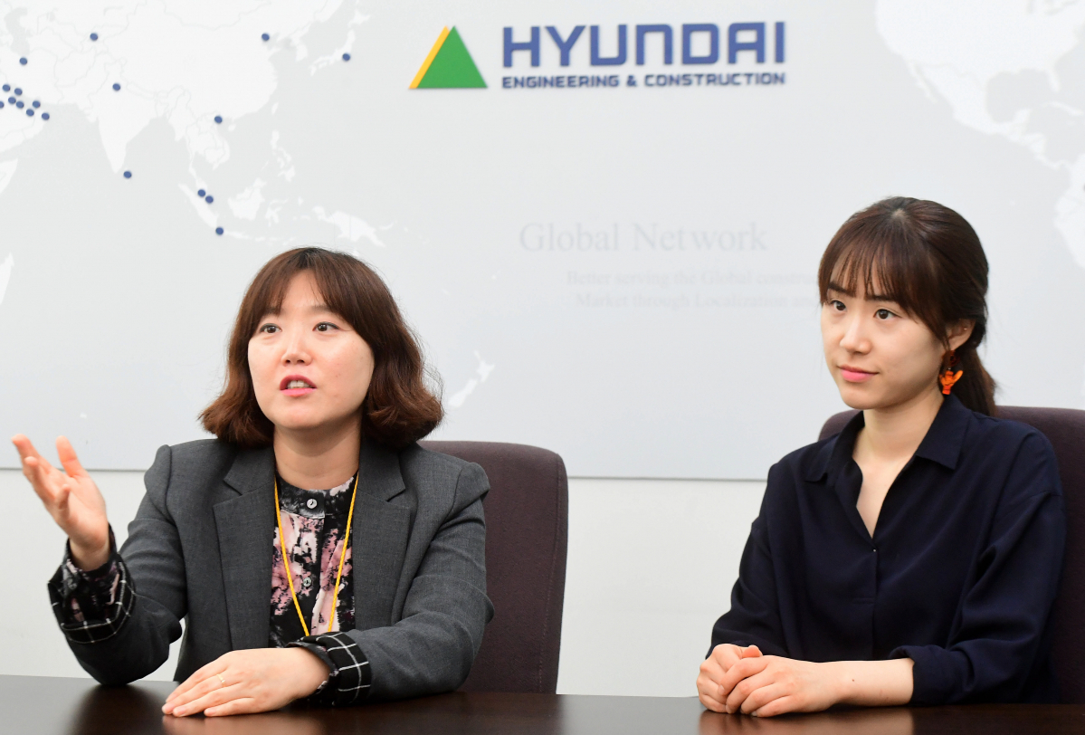▲현대건설 홍보실 문화홍보팀 이영주(왼쪽) 과장과 김혜윤 대리가 이번 웹드라마를 통해서 건설업계의 이미지가 개선되고 업계 내부 근로자들의 사기도 진작됐으면 좋겠다는 바람을 밝혔다(사진=고이란 기자 photoeran@)