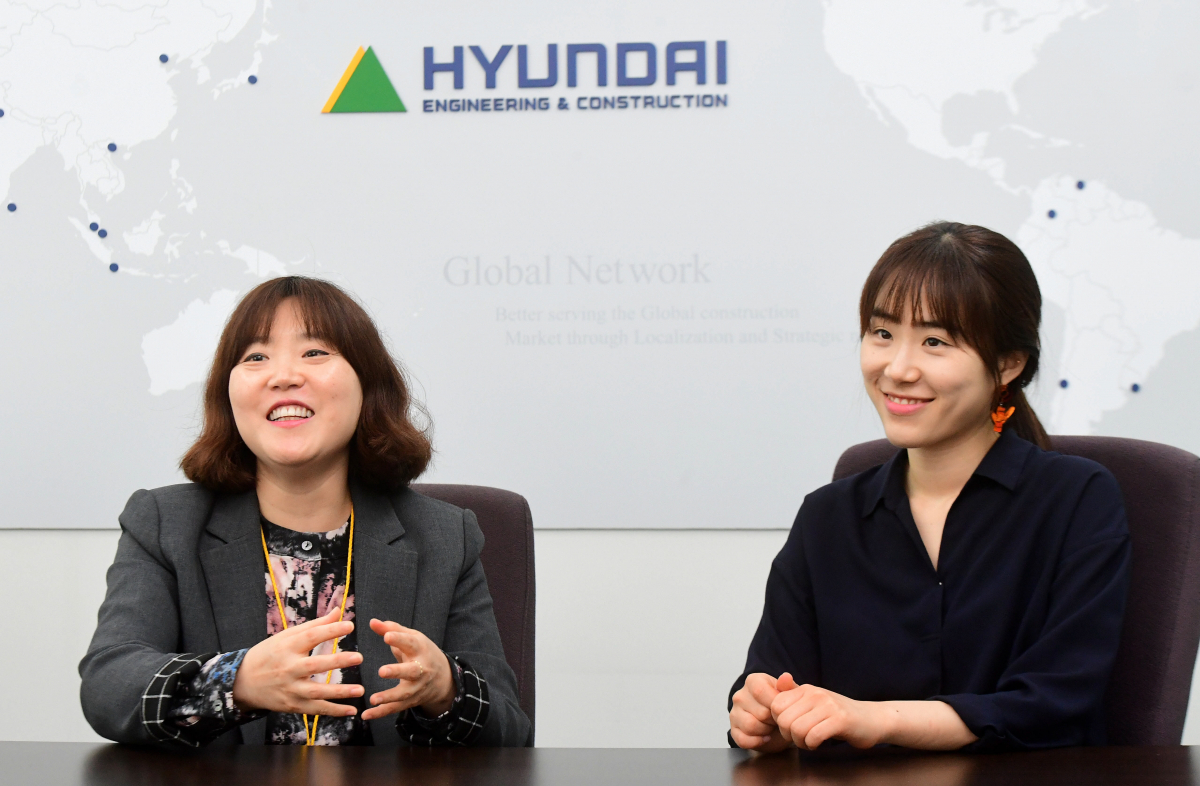 ▲현대건설 홍보실 문화홍보팀 이영주(왼쪽) 과장과 김혜윤 대리가 이번 웹드라마를 통해서 건설업계의 이미지가 개선되고 업계 내부 근로자들의 사기도 진작됐으면 좋겠다는 바람을 밝혔다(사진=고이란 기자 photoeran@)