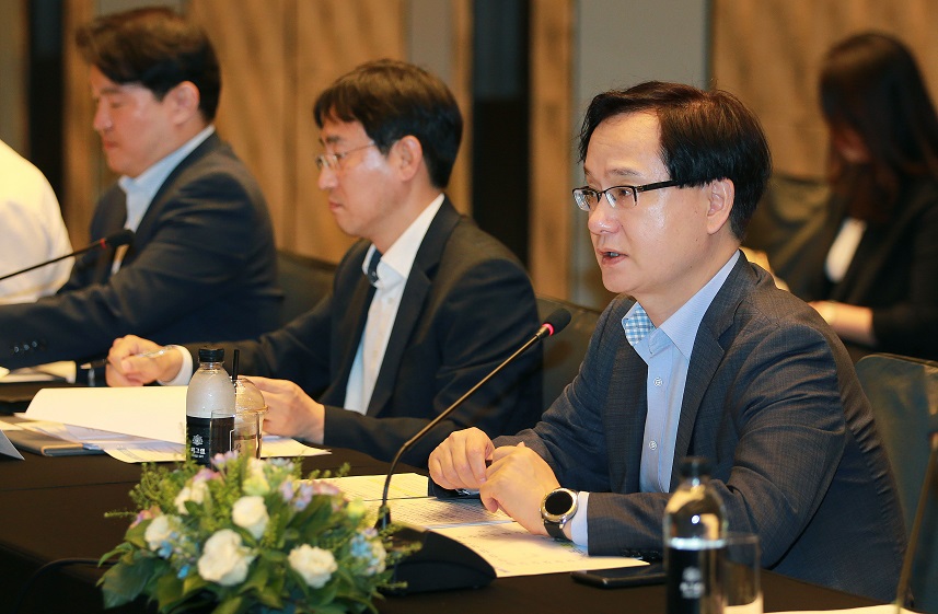 ▲강성천 산업통상자원부 통상차관보가 22일 오전 서울 포시즌스호텔 그랜드볼룸에서 열린 '제2차 UAE·베트남 프로젝트 수주 민관협의회'를 주재하고 있다.(연합뉴스)