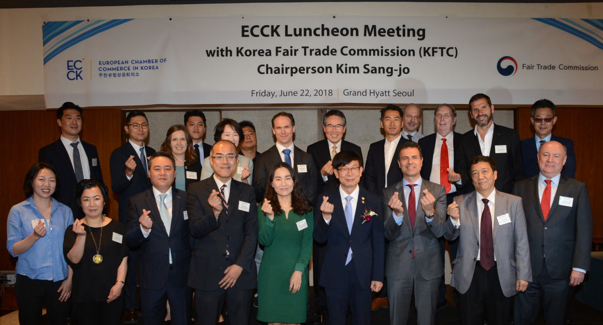 ▲주한유럽상공회의소(ECCK)-김상조 공정거래위원장 초청 오찬 간담회 단체사진(사진제공=주한유럽상공회의소)