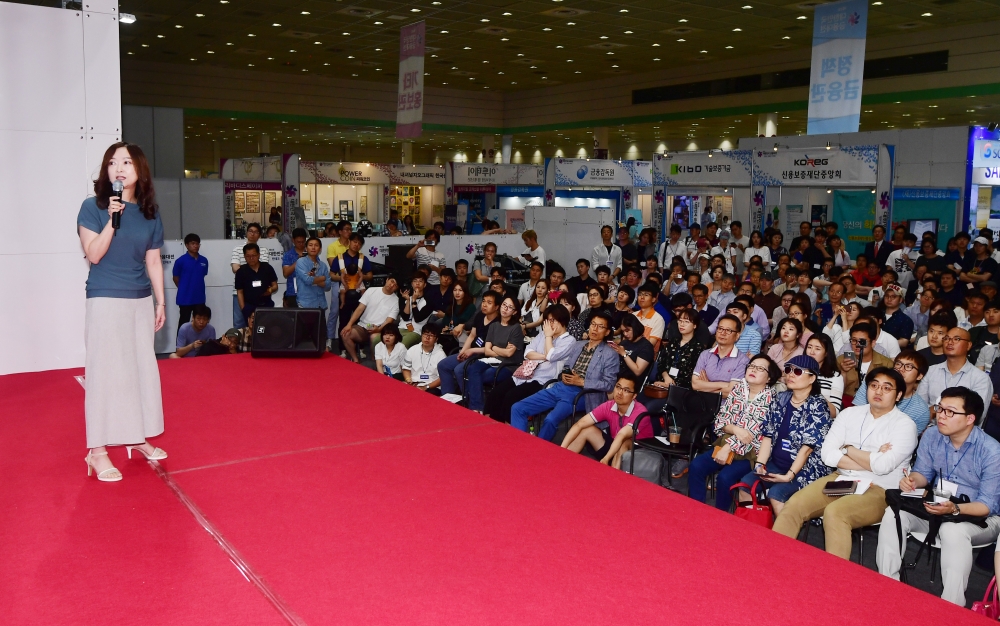 ▲지난해 서울 삼성동 코엑스에서 열린 제4회 대한민국 금융대전'에서 이정아 비티씨코리아닷컴 전략기획이사가 '가상화폐 시장의 폭발적인 성장, 앞으로의 가능성'을 주제로 강연을 하고 있다. 고이란 기자 photoeran@(이투데이DB)