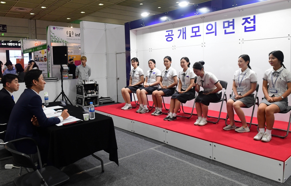 ▲지난해 열린 '제4회 대한민국 금융대전'에서 관람객들이 공개모의면접을 하고 있다. 고이란 기자 photoeran@(이투데이DB)