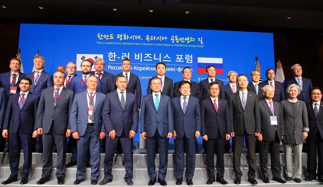 ▲러시아를 국빈방문 중인 문재인 대통령이 22일 오전 (현지시간) 모스크바 시내 숙소 호텔에서 열린 한-러 비즈니스 포럼에서 내빈들과 기념촬영을 하고 있다.(모스크바/연합뉴스)