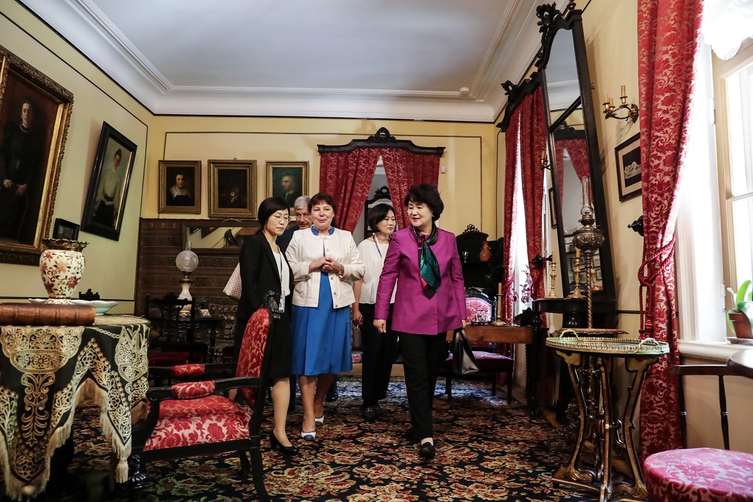 ▲러시아를 국빈방문 중인 문재인 대통령 부인 김정숙 여사가 22일 오전 (현지시간) 모스크바 톨스토이의 집 박물관을 방문, 시설을 둘러보고 있다.(모스크바/연합뉴스)