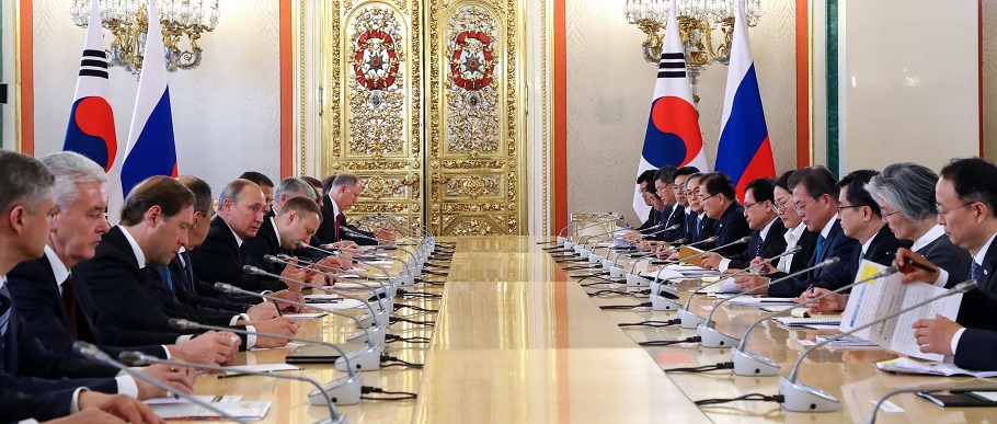 ▲러시아를 국빈방문 중인 문재인 대통령이 22일 오후(현지 시간) 모스크바 크레믈린대궁전 예카테리나홀에서 열린 확대회담에서 블라디미르 푸틴 러시아 대통령과 회담하고 있다.(모스크바/연합뉴스)