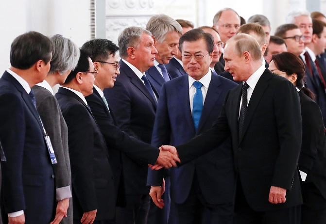 ▲22일 오후(현지 시간) 모스크바 크레믈린대궁전 게오르기예프홀에서 열린 공식환영식에서 블라디미르 푸틴 러시아 대통령이 문재인 대통령의 안내로 장관들과 인사하고 있다.(모스크바/연합뉴스)