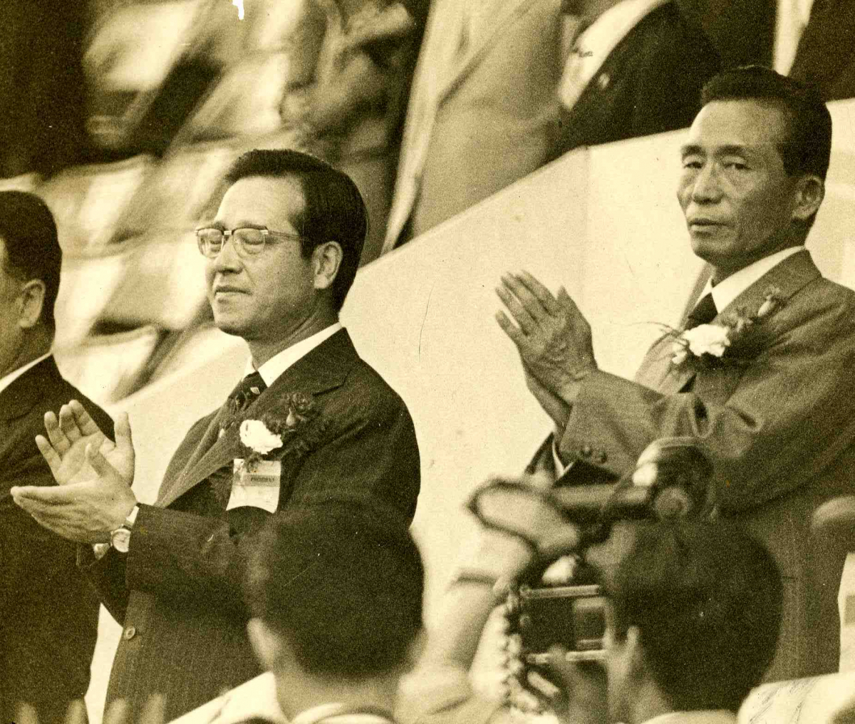 ▲1973년 박정희 대통령컵 아시아 축구대회 선수입장식에서 박수를 보내는 박정희 대통령과 김종필 전 총리. 연합뉴스