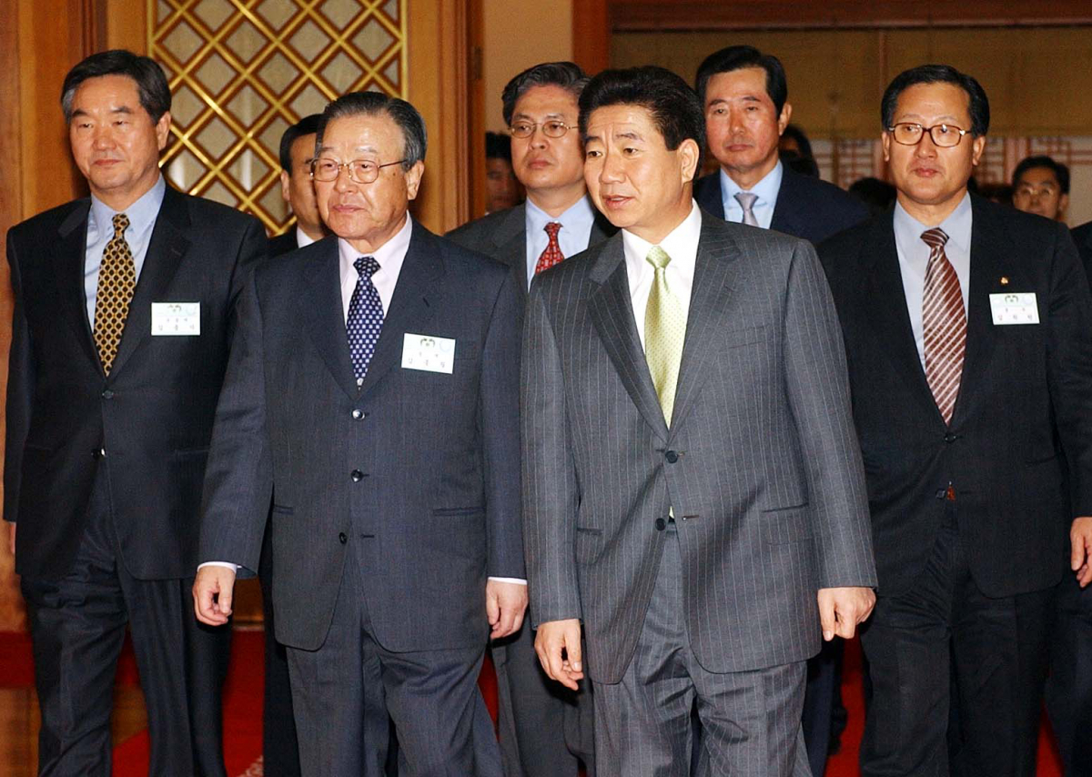 ▲김종필 전 총리가 자민련 명예총재였던 2003년 청와대에서 당시 노무현 대통령과 만찬을 위해 이동하고 있다. 연합뉴스