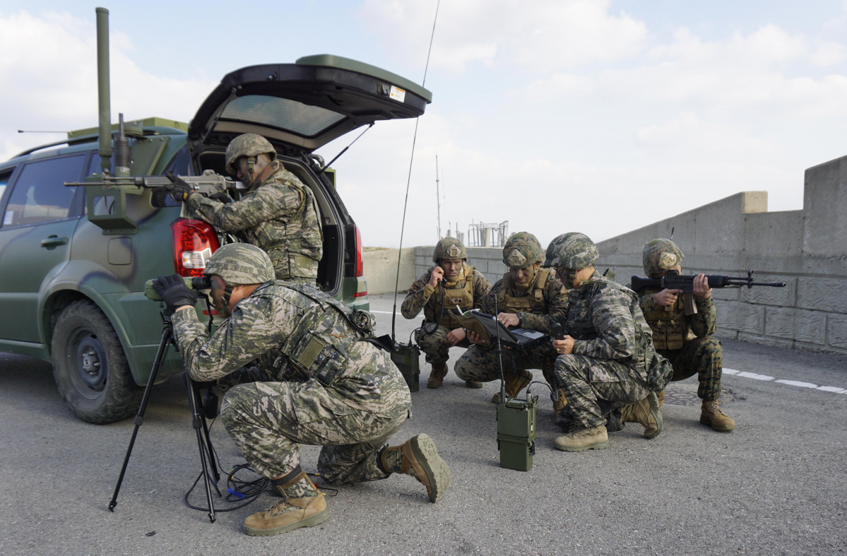 ▲2017년 11월 한미해병대가 인천백령도 일대에서 KMEP훈련 일환으로 서북도서 기습강점 대비 연합항공유도훈련을 실시했다. (뉴시스)