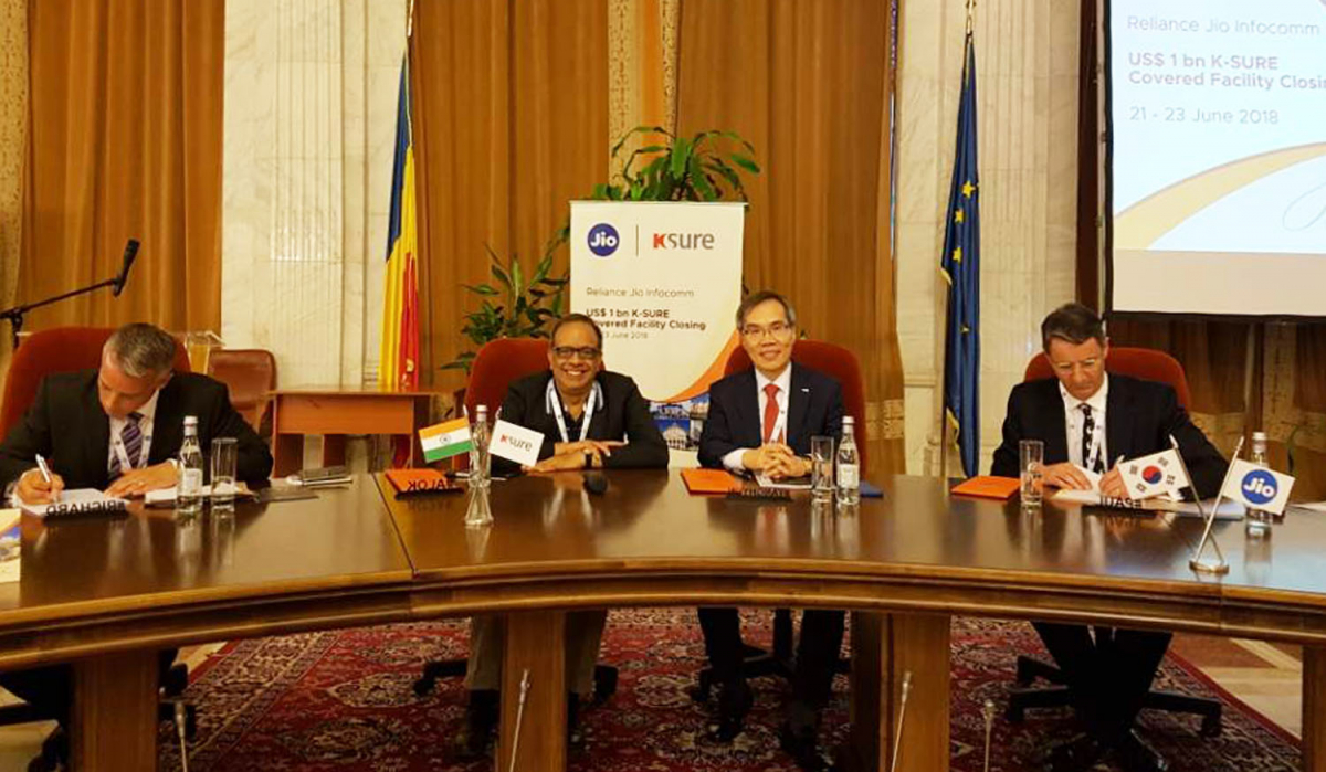 ▲22일(현지시각) 루마니아에서 열린 ‘인도 릴라이언스 무선통신망 확장 프로젝트’ 서명식에서 리차드 호더(Richard Hodder·왼쪽부터) HSBC 프로젝트수출금융 글로벌 책임자 , 알록 아가왈(Alok Agarwal) 인도 릴라이언스지오인포콤 CFO, 임양현 무보 투자금융본부장, 폴 오톤(Paul Orton) ANZ 프로젝트수출금융 글로벌 책임자 등이 서명을 하고 있다.(한국무역보험공사)