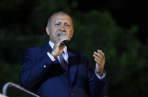 ▲레제프 타이이프 에르도안 터키 대통령이 24일(현지시간) 이스탄불에 모인 지지자들 앞에서 대선 승리를 선언하고 있다. 이스탄불/AP연합뉴스
