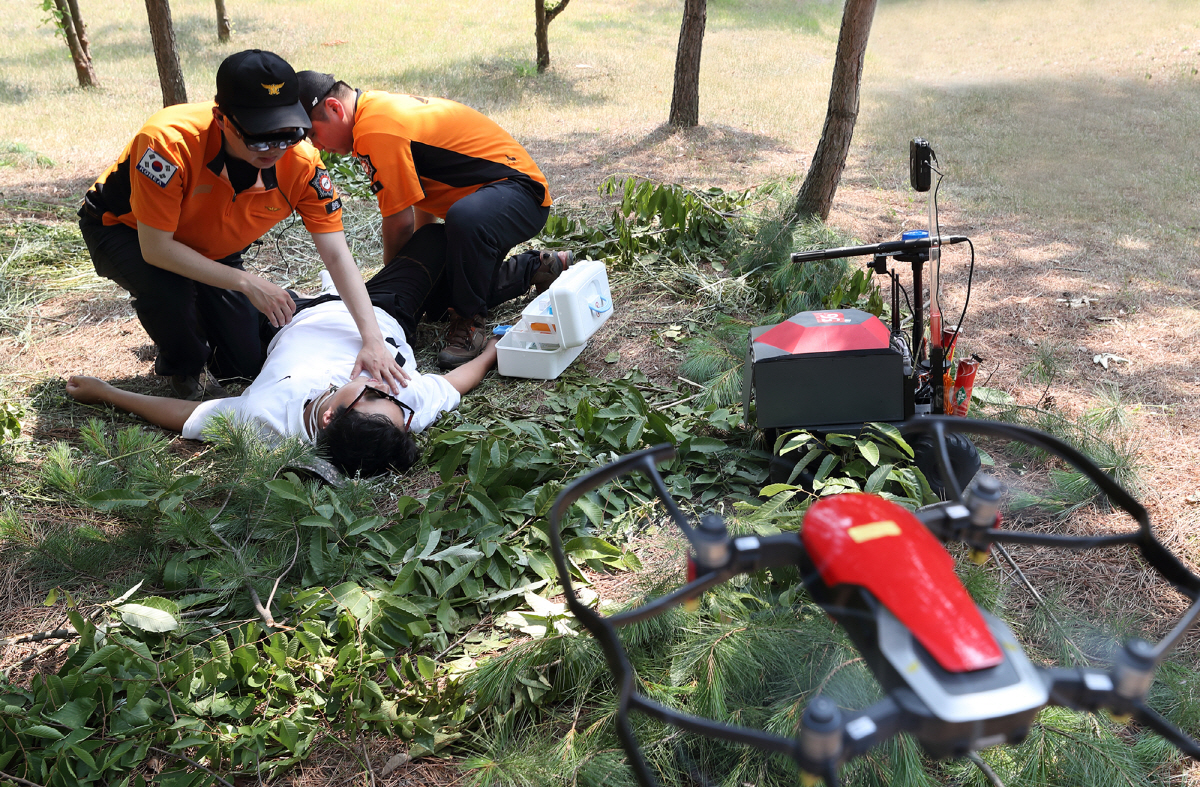 ▲구조대가 ‘스카이십 플랫폼’을 활용하여 조난자 구조활동을 벌이고 있다. 사진제공= KT