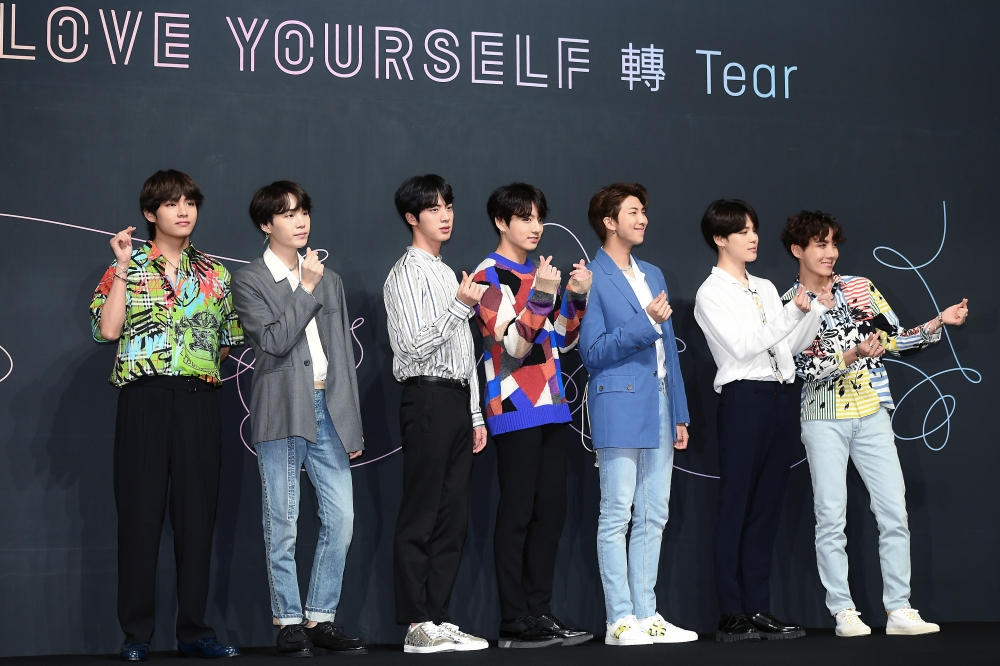▲지난달 세 번째 정규앨범 ‘LOVE YOURSELF 轉 Tear’ 발매 기자간담회에서 포즈를 취하고 있는 방탄소년단. (비즈엔터DB)