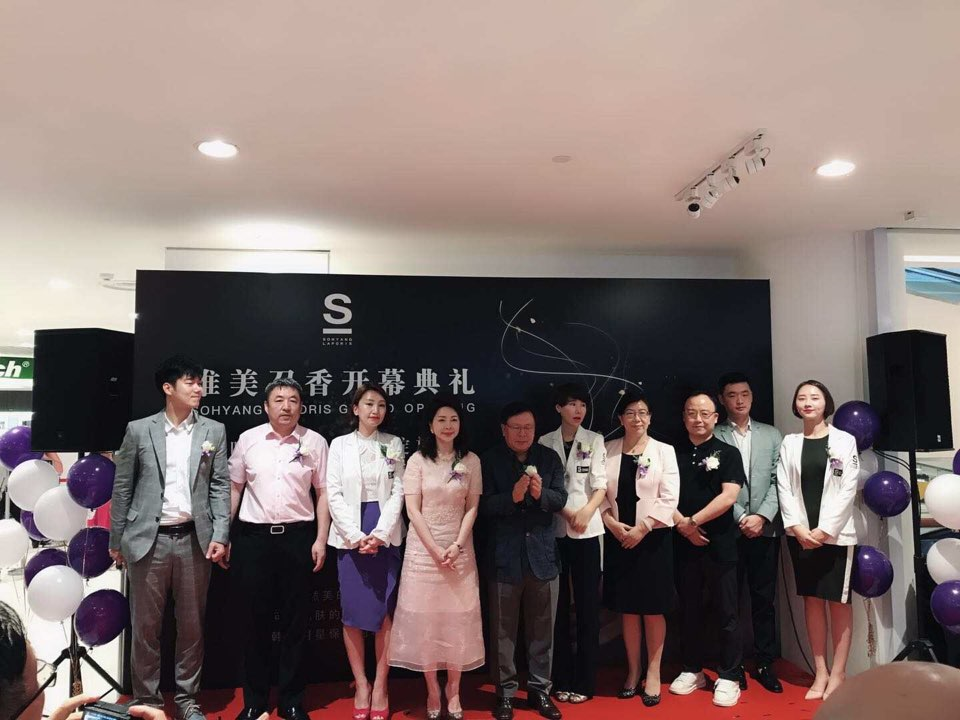 ▲23일 넥스트아이 싱가포르 뷰티 프랜차이즈 1호점 오픈식이 싱가포르 현지 매장에서 열리고 있다.(넥스트아이)