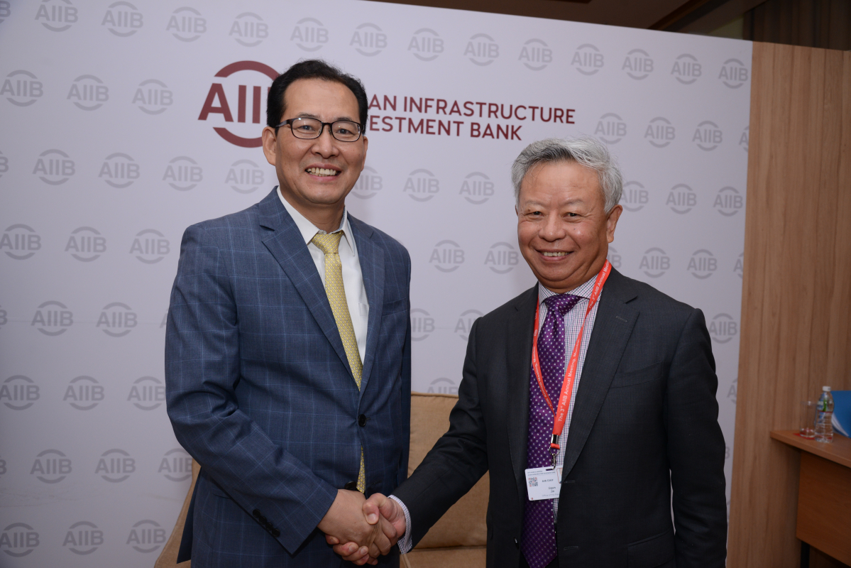 ▲고형권 기획재정부 1차관이 25일 인도 뭄바이에서 개최된 아시아인프라투자은행(AIIB) 연차총회 참석을 계기로 진리췬 AIIB 총재와 면담을 갖기에 앞서 진 총리와 기념촬영을 하고 있다.(제공=기획재정부)