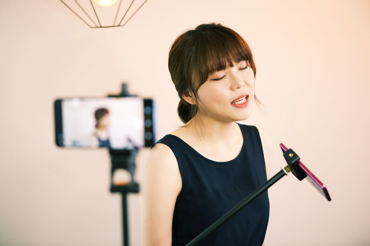 ▲인디밴드 가을방학의 보컬 계피가 LG G7 ThinQ로 라이브 촬영을 하고 있다.(사진=LG전자)