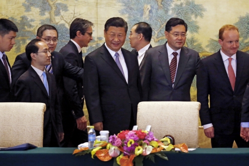 ▲21일(현지시간) 중국 베이징 댜오위타이국빈관에서 열린 글로벌CEO협의회에 참석한 시진핑 중국 국가주석이 다국적 기업 CEO들과 만나고 있다. 베이징/AP연합뉴스
