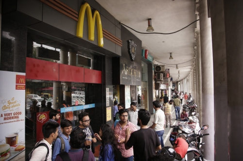 ▲인도 뉴델리의 맥도날드 매장. 23일(현지시간) 인도 당국은 맥도날드와 스타벅스 등에 일회용 플라스틱 사용금지 위반에 대한 벌금을 부과했다. 뉴델리/AP뉴시스
