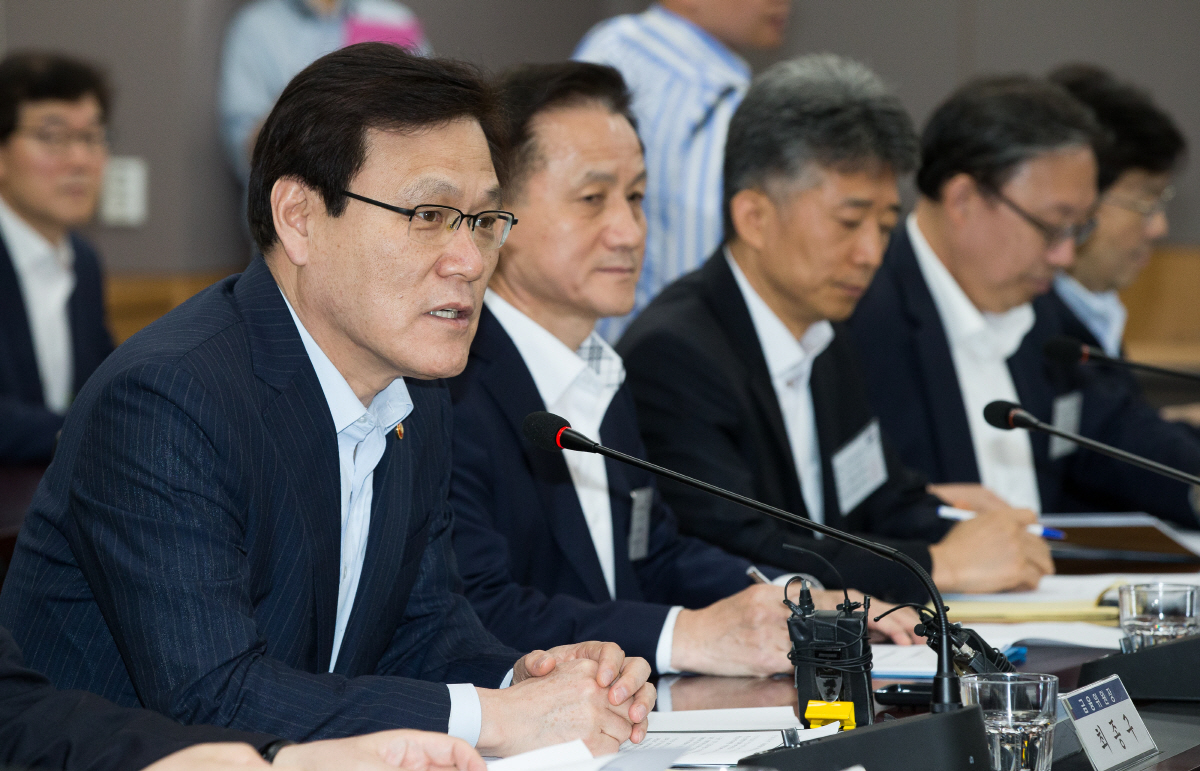 ▲최종구 금융위원장은 25일 서울 종로구 정부서울청사 금융위원회에서 가계부채관리 점검회의를 열어 최근 가계대출 동향과 리스크 요인을 집중 점검하고 정부의 가계부채 관리 방안에 대한 금융권의 적극적인 협조를 당부했다. 사진제공 금융위원회