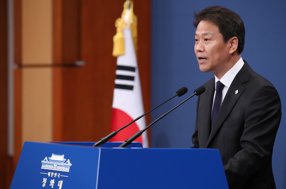 ▲임종석 대통령 비서실장이 26일 오전 청와대 춘추관에서 청와대 수석 비서관 일부 교체를 발표하고 있다.     문재인 대통령은 이날 경제수석, 일자리 수석을 교체하고 사회혁신수석에서 명칭이 변경된 시민사회수석을 새롭게 임명했다. (연합뉴스)