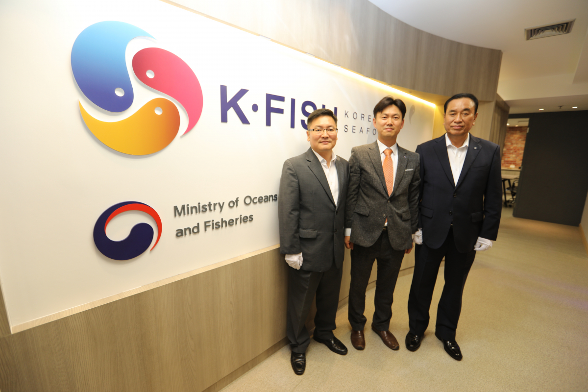 ▲이달 25일(현지시각) 태국 방콕 수출지원센터 개소식에 참여한 (왼쪽부터) 노진관 해양수산부 수출가공진흥과장, 조맹근 방콕 수출지원센터장, 공노성 수협중앙회 대표이사가 기념촬영 하고 있다.